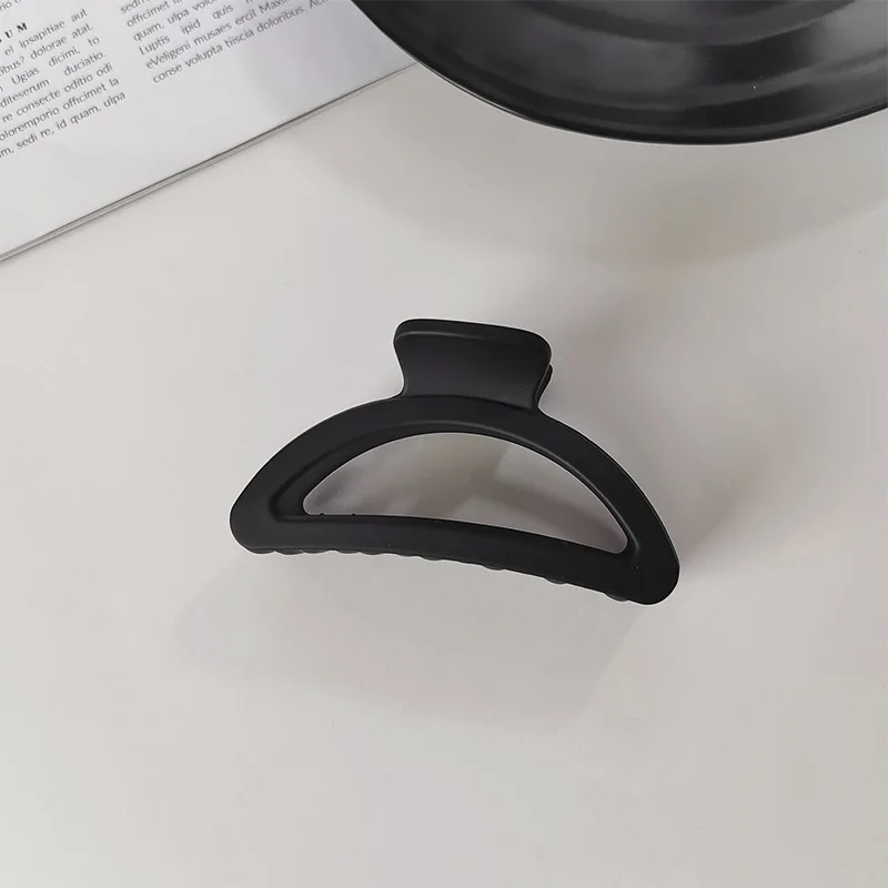 Czarna geometryczna plastikowa klamra do długich włosów 🖤