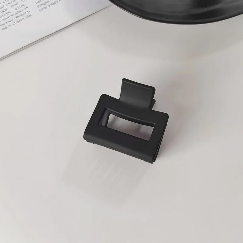 Czarna geometryczna plastikowa klamra do długich włosów 🖤